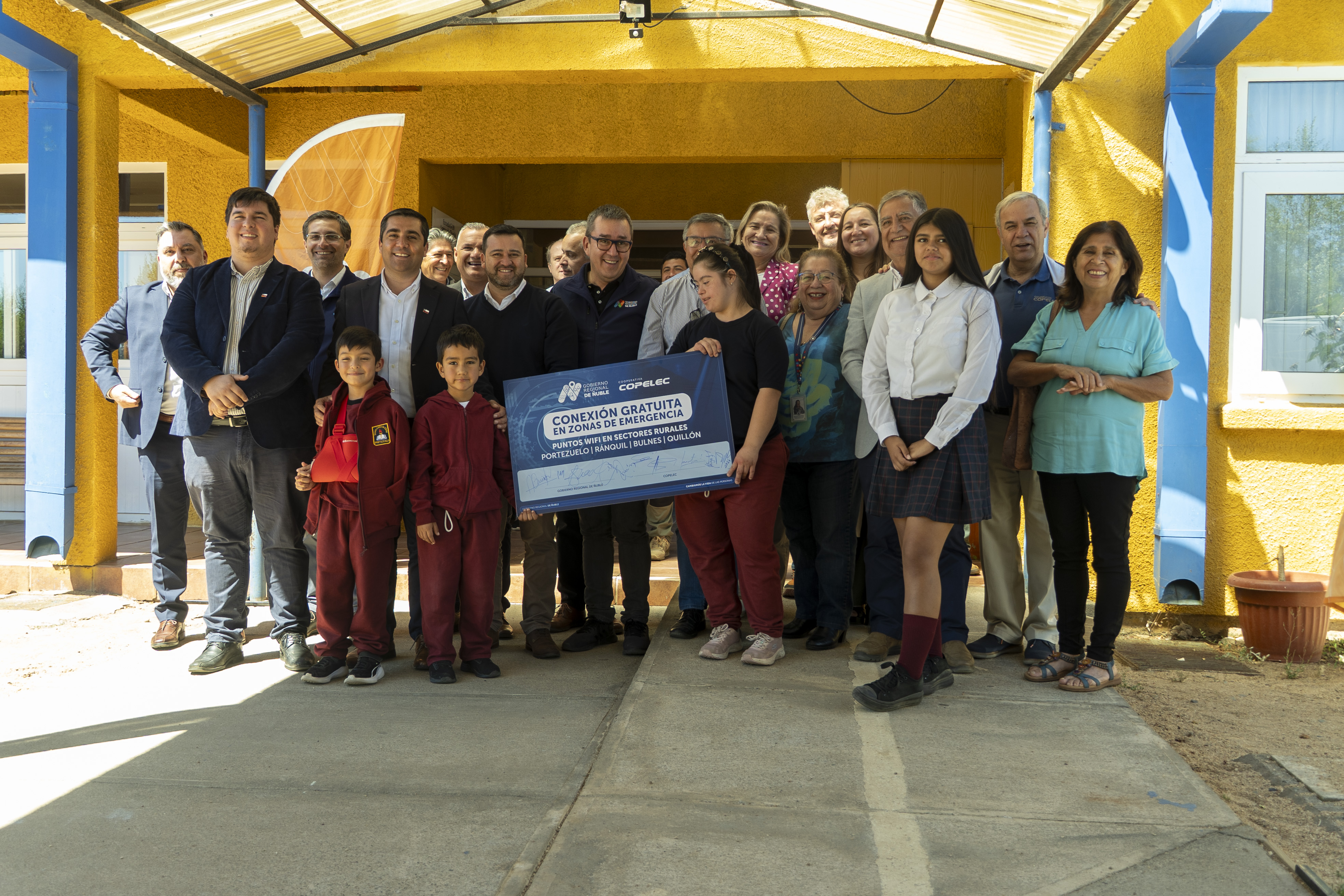 Copelec y Gore Ñuble habilitan puntos de conectividad digital para familias afectadas por incendios forestales